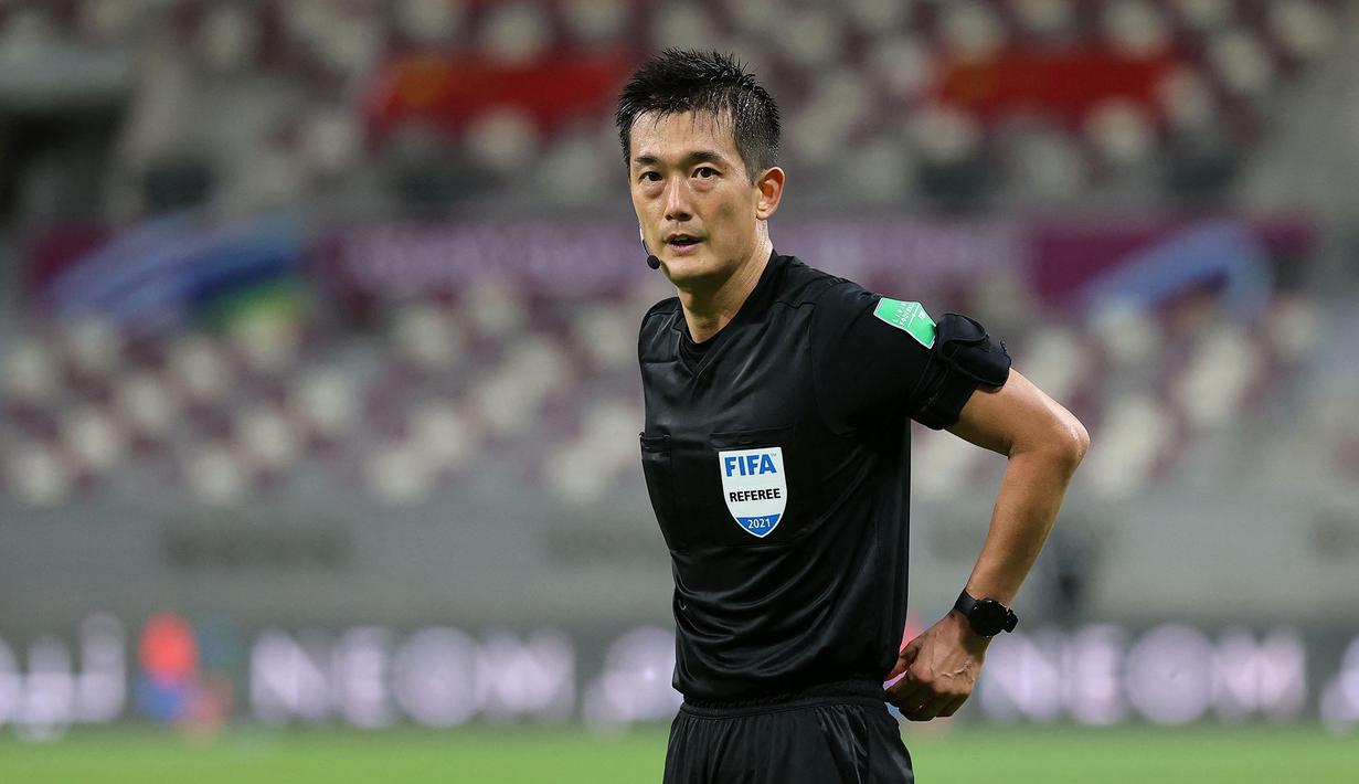 Wasit Ko Hyung-jin saat laga Kualifikasi Piala Dunia 2022 zona Asia antara Australia melawan China di Qatar Sports Club Stadium, Doha, Qatar pada 2 September 2021. Ko Hyung-jin pernah memiliki pengalaman pahit saat memimpin laga laga Grup G Kualifikasi Piala Dunia 2022 zona Asia antara Timnas Indonesia melawan Malaysia pada Kamis (5/9/2019). Ia terpaksa menghentikan sementara pertandingan saat suporter Indonesia melakukan kerusuhan dengan mendatangi tribune pendukung Malaysia. (AFP/Karim Jaafar)