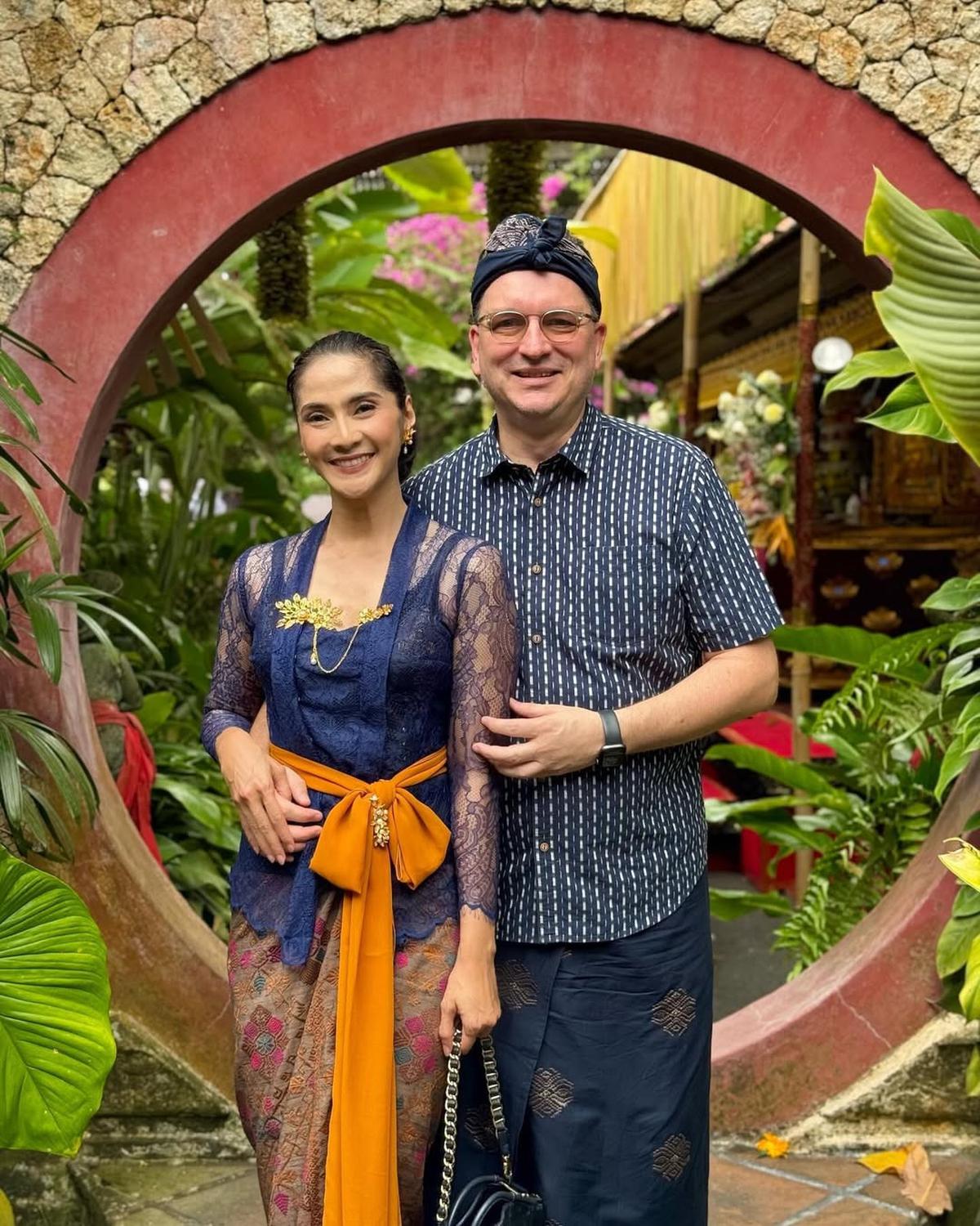 Potret Maudy Koesnadi Kenakan Kebaya Bali yang Selalu Cantik
