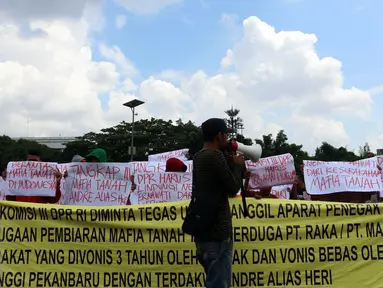 Massa aksi dari Aliansi Peduli Penegakan Hukum (AMPUH) melakukan demonstrasi dengan membawa spanduk dan tulisan di depan Gedung DPR, Senayan, Jakarta, Kamis (14/1). Massa menuntut proses hukum penyelesaian kasus Nenek Ernawati. (Liputan6.com/JohanTallo)
