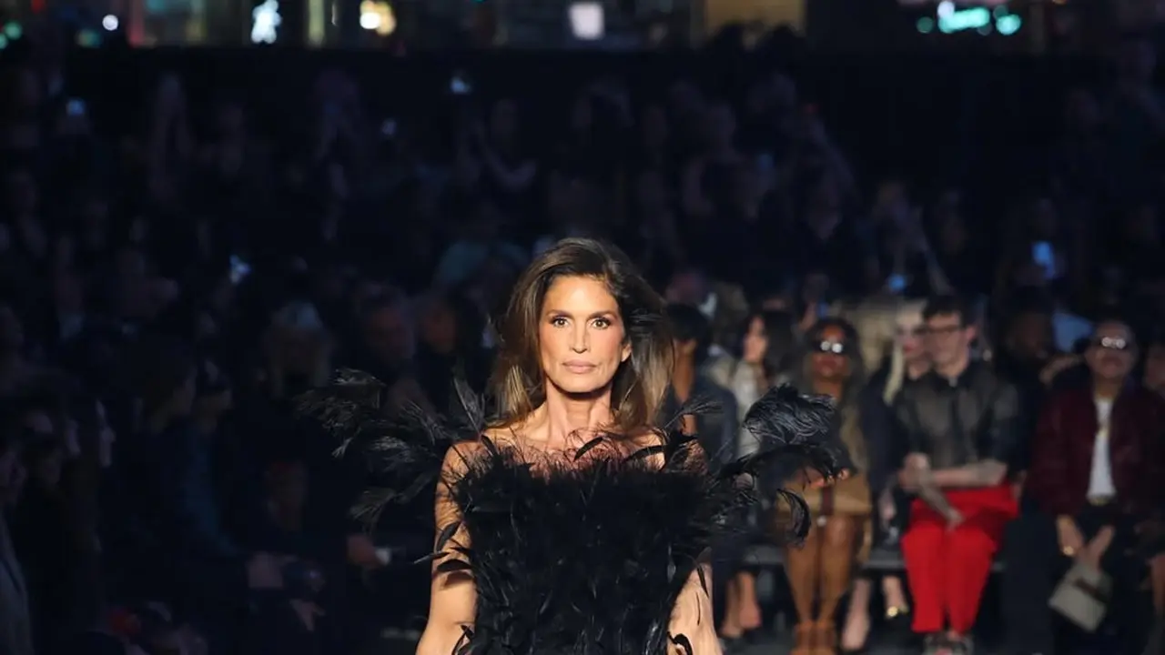 Rahasia Cindy Crawford Tetap Memesona di Usia 60 Tahun, Ini Rutinitas Skincare Sang Supermodel