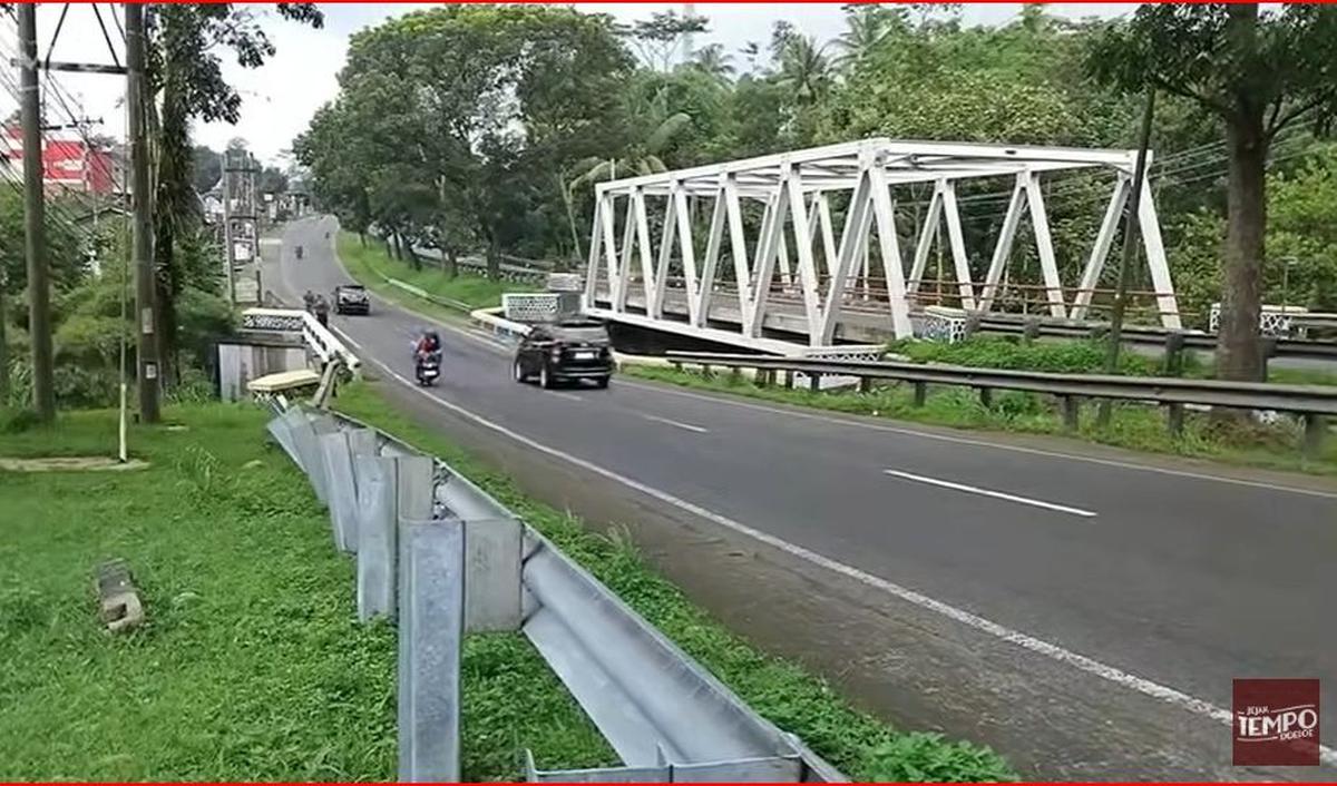 Di sebelah selatan Kota Salatiga menuju ke arah Boyolali, ada sebuah <a class="editorlink is-tag" href="https://www.merdeka.com/tag/peninggalan-bersejarah" rel="follow" target="_self">jembatan kembar</a> yang menjadi bagian dari Jalan Raya Semarang-Solo.&