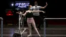 Philip Neal mengajar kelas balet di Patel Conservatory, Tampa, Florida, Amerika Serikat, Rabu (8/7/2020). Di tengah pandemi COVID-19, latihan menerapkan jaga jarak fisik dan menggunakan masker. (Ivy Ceballo/Tampa Bay Times via AP)