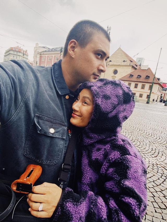 7 Potret Keseruan Tara Basro Pulang Kampung ke Praha, Kunjungi Rumah Mertua