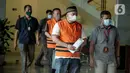 <p>Tersangka kasus dugaan korupsi pengadaan tanah pembangunan SMKN 7 Tangerang Selatan Agus Kartono (belakang kanan) dan Farid Nurdiansyah (depan kiri) usai menjalani pemeriksaan di Gedung Merah Putih KPK, Jakarta, Selasa (26/4/2022). KPK menahan dua pihak swasta sebagai tersangka kasus dugaan korupsi pengadaan tanah untuk pembangunan SMKN 7 Tangerang Selatan. (Liputan6.com/Faizal Fanani)</p>