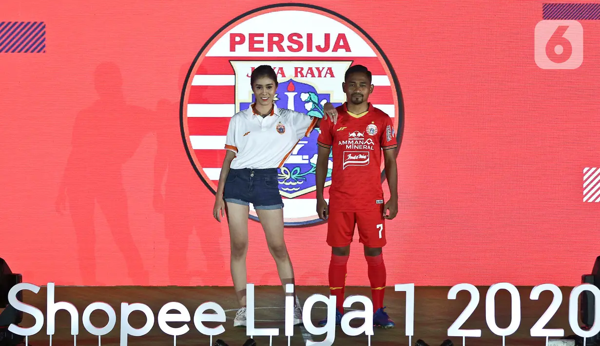 Pemain Persija berpose mengenakan jersey untuk Shopee Liga 1 2020 saat acara Launcing di Hotel Fairmont, Jakarta, Senin (24/2/2020). Shopee Liga 1 2020 diikuti 18 klub terbaik Indonesia. (Liputan6.com/Johan Tallo)