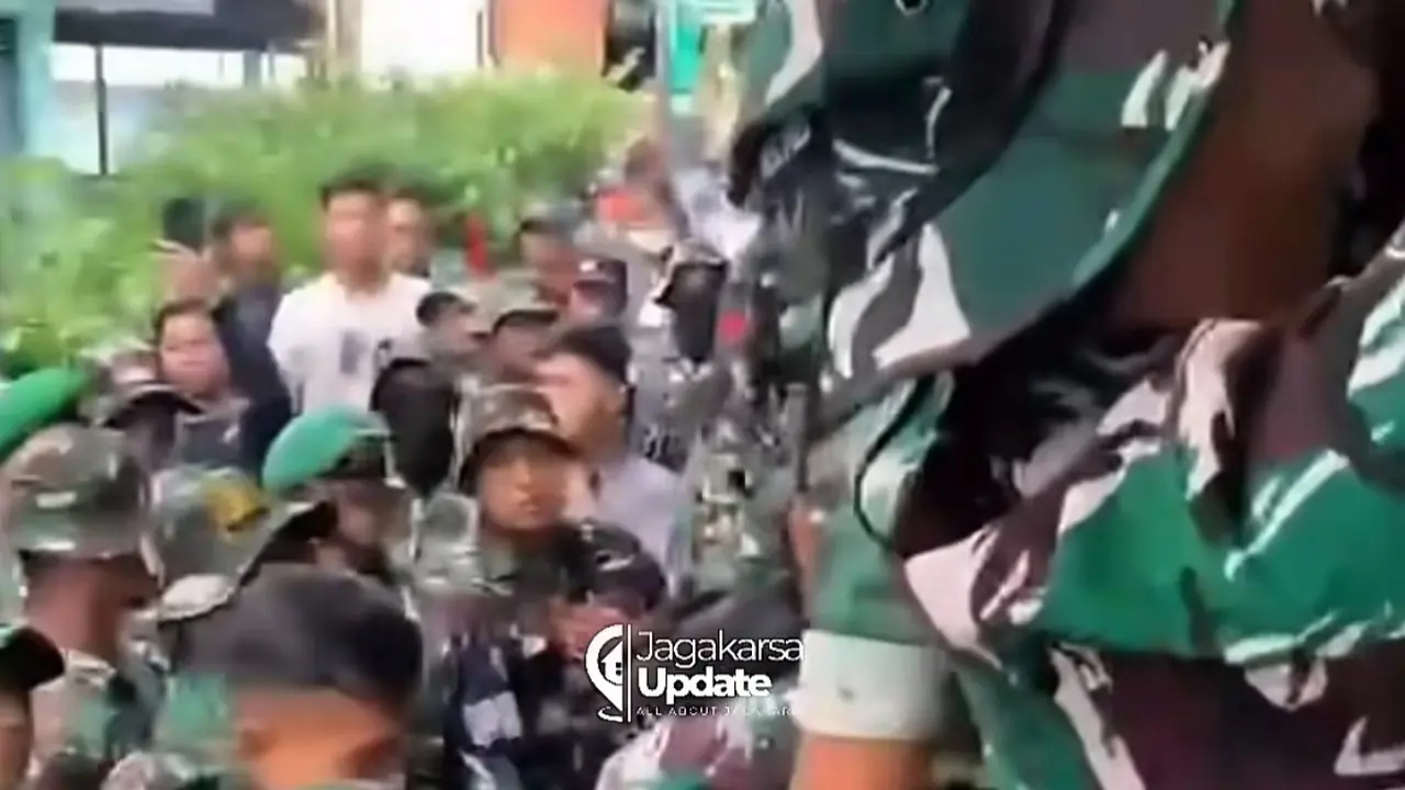 Anggota TNI lakukan penertiban rumah di Jagakarsa