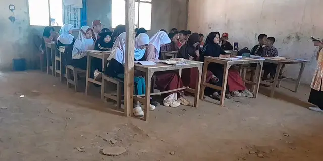 Murid SD di Sukabumi Belajar Berlantai Tanah, Atap Nyaris Bocor
