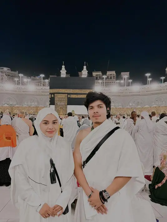 Perdana haji berdua, Aurel Hermansyah tampil menawan kenakan gamis dan hijab serba putih. [@aurelie.hermansyah].