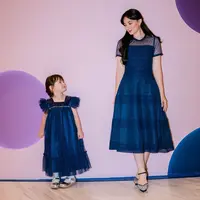 Asmirandah dan Chloe tampil menawan dengan gaun biru serasi namun memiliki desain berbeda yang sama-sama memukau. [@asmirandah89].