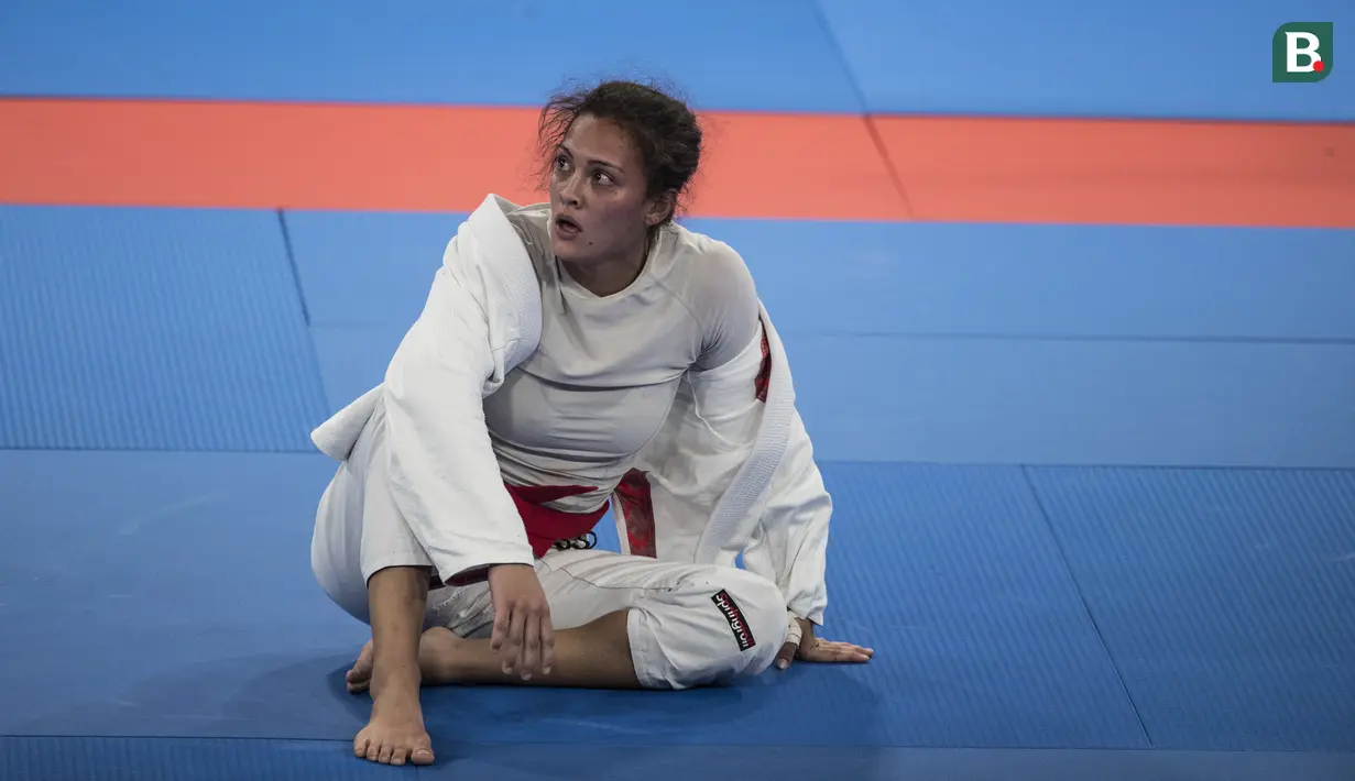 Atlet ju-jitsu Indonesia, Simone Julia, usai melawan atlet Mongolia, Udval Tsogkhuu, pada perebutan perunggu Asian Games XVIII di JCC Senayan, Jakarta, Sabtu (25/8/2018). Kalah, dirinya gagal mendapatkan medali. (Bola.com/Vitalis Yogi Trisna)