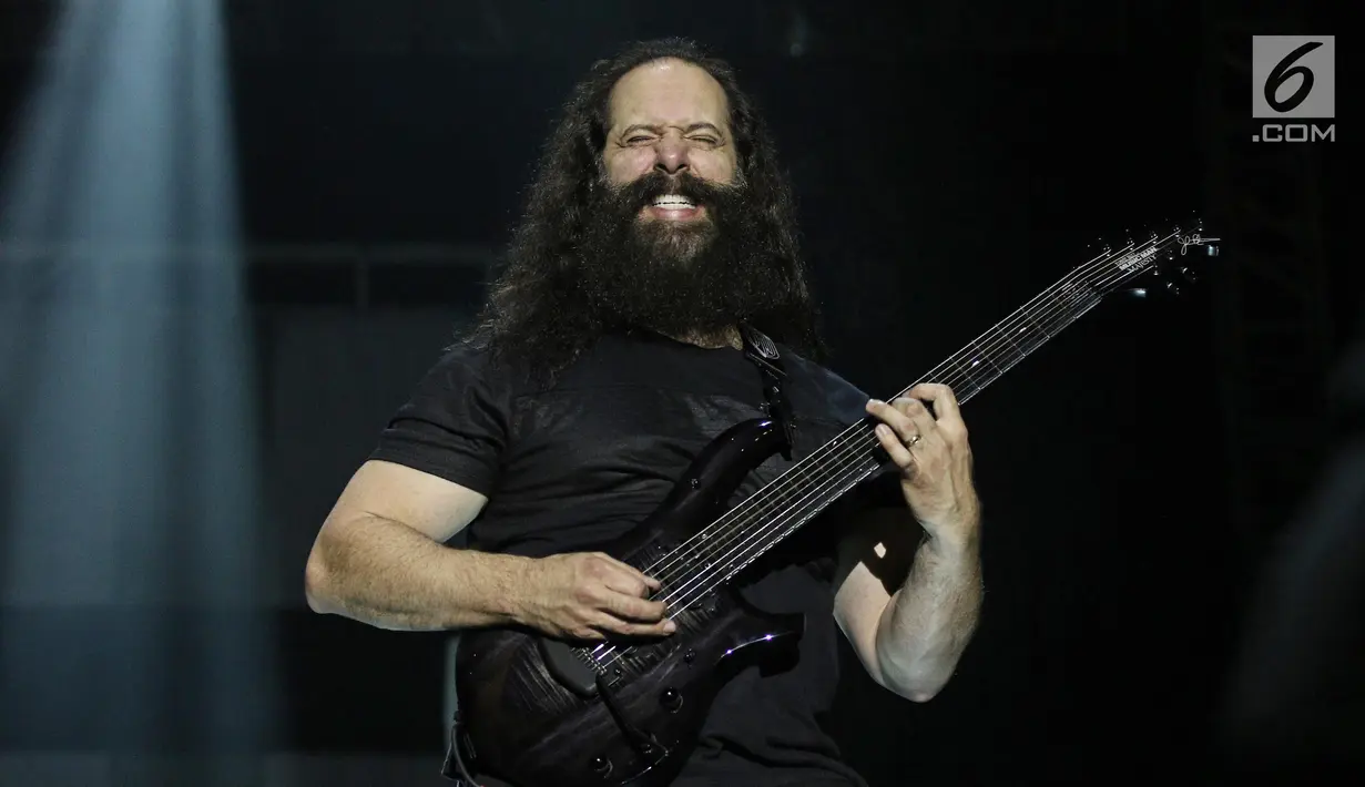 Ekspresi gitaris Dream Theater, John Petrucci saat menghibur penonton di JogjaRockarta International Music Festival 2017 di Stadion Kridosono, Jogjakarta, Jumat (29/9). (Liputan6.com/Herman Zakharia)