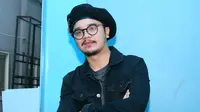 "Lebih bahagia aja kali ya, terus lebih ngerasa sekarang punya tanggung jawab lebih besar. Waktu enggak pernah jadi masalah. Kalau pulang pun, pasti ketemu," kata Derby Romero. (Nurwahyunan/Bintang.com)