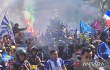 Ratusan Ribu Bobotoh Padati Bandung Rayakan Persib Juara Super League Tiga Kali Beruntun