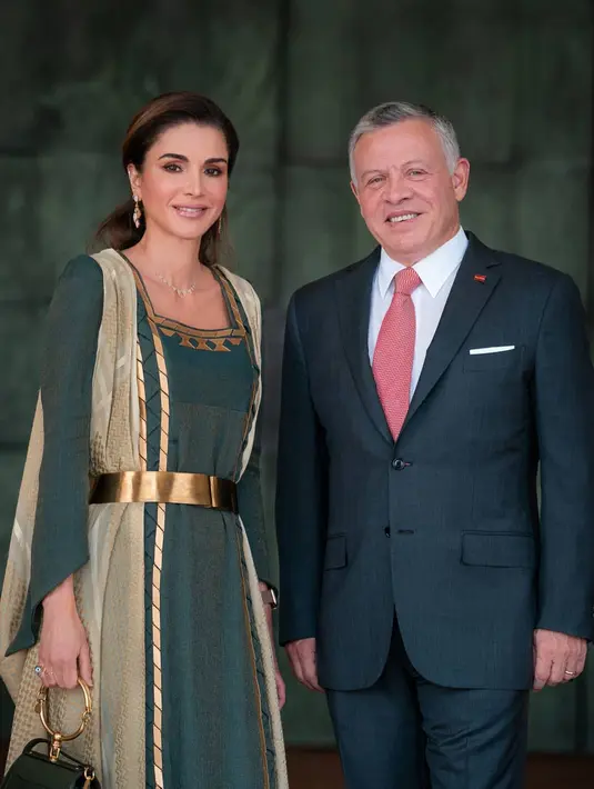 Ratu Rania memakai abaya berwarna hijau zamrud dengan aksen vest warna gold saat peringatan kemerdekaan Yordania. (Foto: Instagram @queenrania)