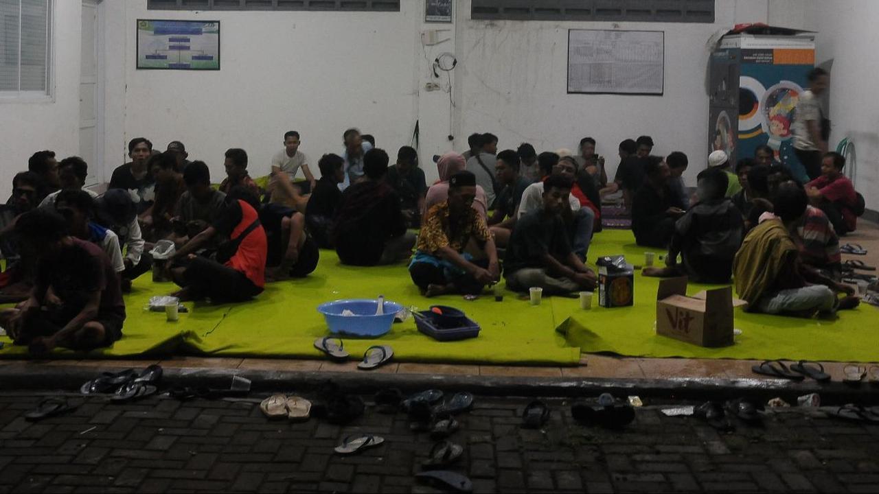 Sejumlah warga dievakuasi ke pengungsian ketika terjadi kebakaran dahsyat pada&nbsp;gudang amunisi Artileri Medan (Armed) di Ciangsana, Kabupaten Bogor, Jawa Barat, pada Sabtu (30/3/2024) malam. Warga yang tinggal di sekitar gudang peluru TNI tersebut ter