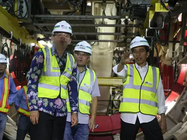 Presiden Jokowi (kanan) didampingi Gubernur DKI Basuki Tjahaja Purnama dan Dirut MRT Jakarta Dono Boestami (tengah) meninjau pembangunan Mass Rapid Transit (MRT) titik lokasi Patung Pemuda, Senayan, Jakarta, Kamis (8/10). (Liputan6.com/Faizal Fanani)