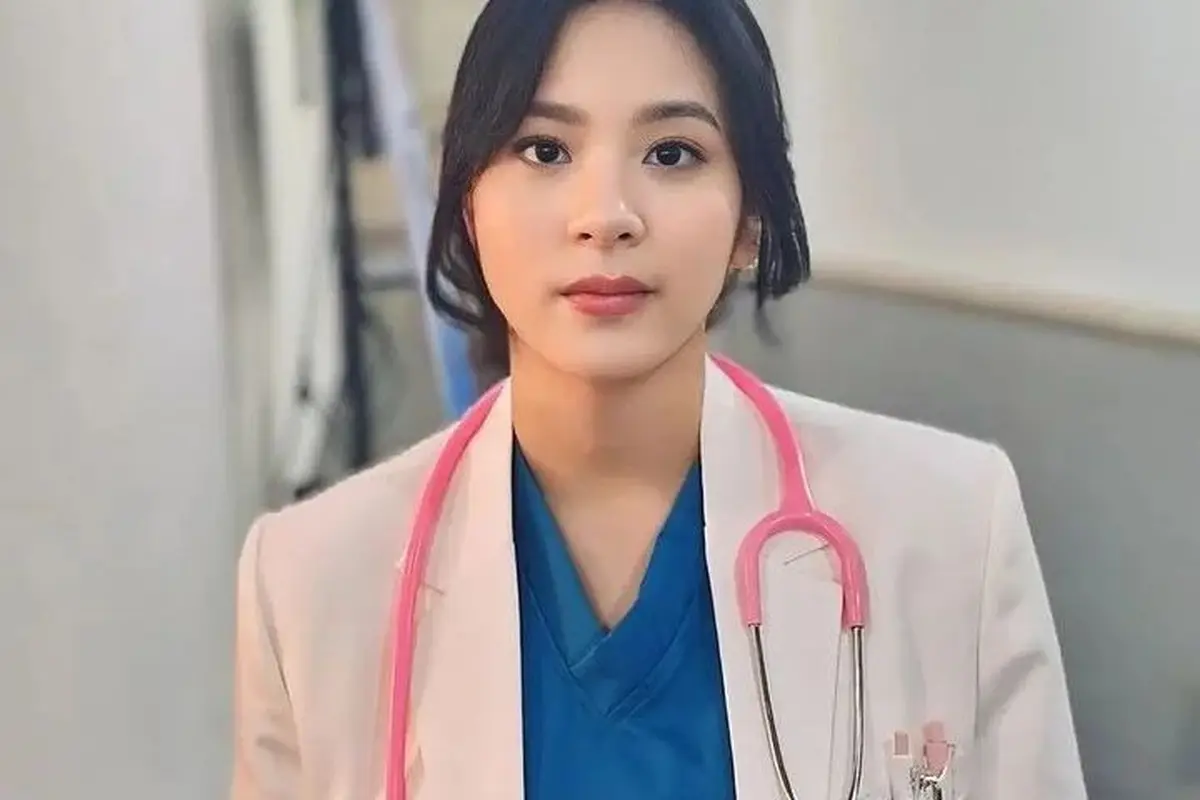 Outfit Boyish ala Zee Ex-JKT48 yang Jadi Dokter Cantik di Series Sekotengs