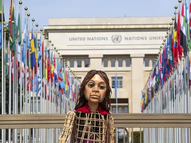Little Amal, boneka yang menggambarkan gadis pengungsi Suriah terlihat di depan markas besar PBB, di Jenewa, Selasa (28/9/2021). Boneka setinggi 3,5 meter ini melakukan perjalanan sejauh 8.000 km melintasi Eropa untuk menyoroti penderitaan anak-anak pengungsi. (Salvatore Di Nolfi/Keystone via AP)
