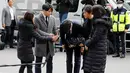 Kpop Idol, Seungri tiba untuk menjalani pemeriksaan di Kantor Polisi Metro Seoul, Kamis (14/3). Pihak polisi Korea Selatan memeriksa mantan personel Big Bang  tersebut dalam kasus dugaan suap layanan seksual. (REUTERS/Kim Hong-Ji)