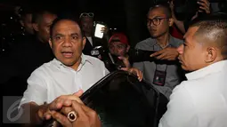 Gubernur NTT, Frans Lebu Raya menjawab pertanyaan wartawan usai diperiksa KPK, Jakarta, Rabu (10/5). Frans diperiksa terkait kasus sengketa tanah seluas 3 hektare di NTT (Liputan6.com/Helmi Afandi)