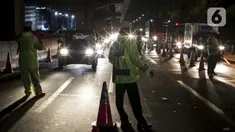 Polisi menggelar razia penyekatan di perbatasan Karawang-Cikarang, Bekasi, Jawa Barat, Sabtu (23/5/2020). Razia tersebut dilakuan untuk menyekat gelombang pemudik dari Jakarta menuju Jawa Tengah jelang Hari Raya Idul Fitri. (Liputan6.com/Johan Tallo)