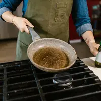 Memperhatikan cara membuang limbah minyak goreng bekas (Foto: Pexels.com)