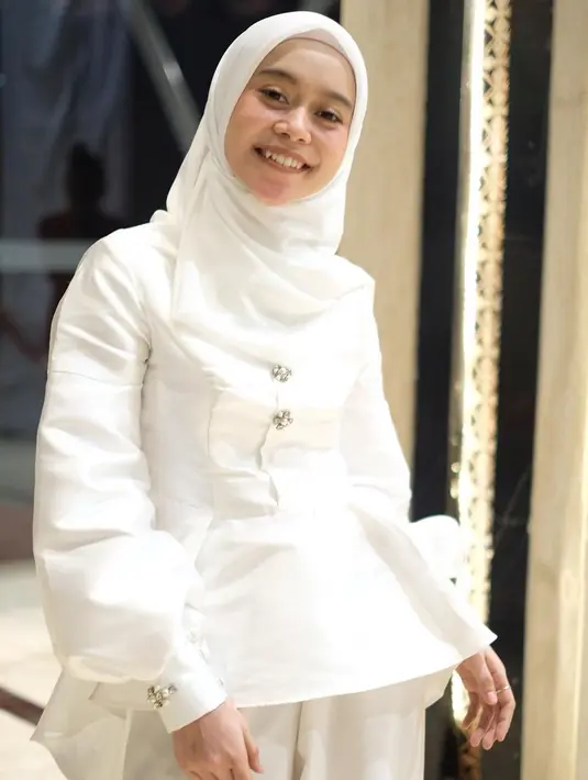 Pemilik nama lengkap Lesti Andryani ini memang dikenal memiliki gaya busana hits dan stylish. Busana putih yang ia kenakan kali ini dipadukan dengan hijab senada. Makeup natural yang ia kenakan, membuatnya makin memesona.(Liputan6.com/IG/@lestykejora)