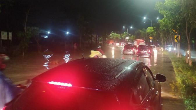 Sejumlah kawasan di Surabaya banjir pada Rabu, 15 Januari 2020. (Foto: Liputan6.com/Dian Kurniawan)
