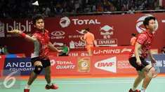 Pasangan ganda campuran Indonesia, Tontowi Ahmad/Liliyana Natsir saat melawan R Kargaev/E Bolotova (Rusia) di Total BWF Championships 2015 di Jakarta, Selasa (11/8/2015). Tontowi Ahmad/Liliyana Natsir unggul 21-11, 21-11. (Liputan6.com/HelmiFithriansyah)