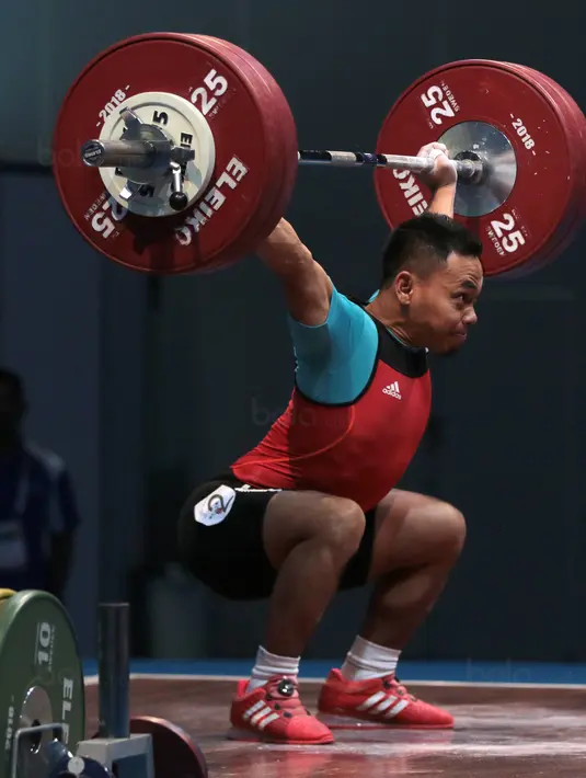 Ekspresi Eko Yuli Irawan mengangkat beban 135 kg snacth saat turun pada kelas 62 kg di Hall A Arena PRJ, Jakarta, Rabu (11/2/2018). Eko berhasil menyabet medali emas. (Bola.com/Nicklas Hanoatubun)