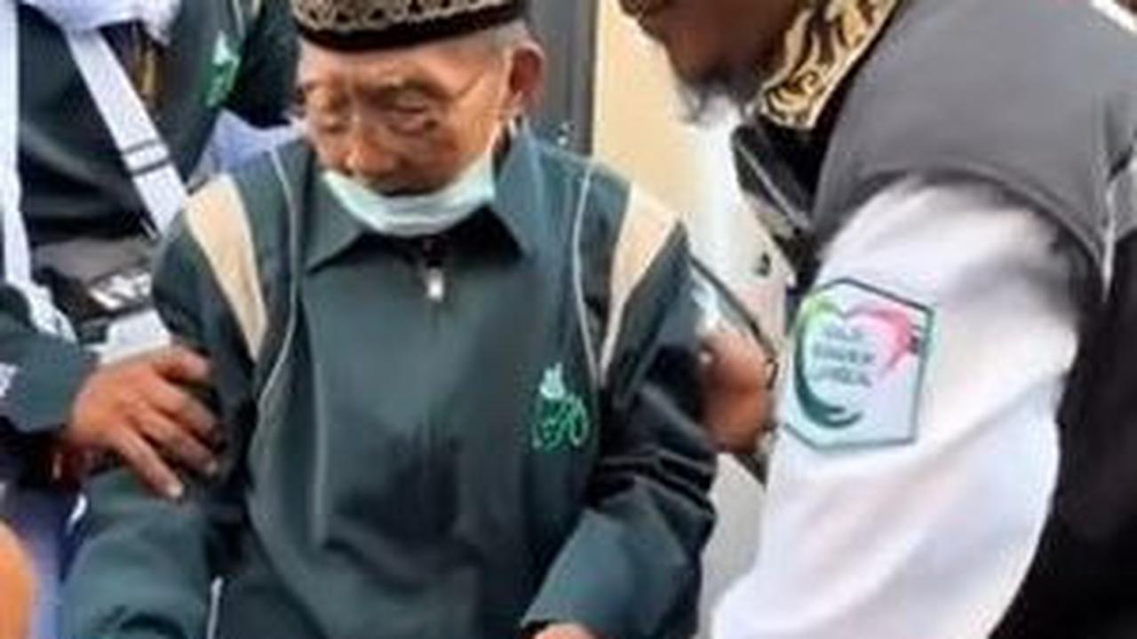 Namun siapa sangka, Mbah Hardjo sebenarnya bisa berjalan sendiri dengan tegap tanpa menggunakan kursi roda. <br>