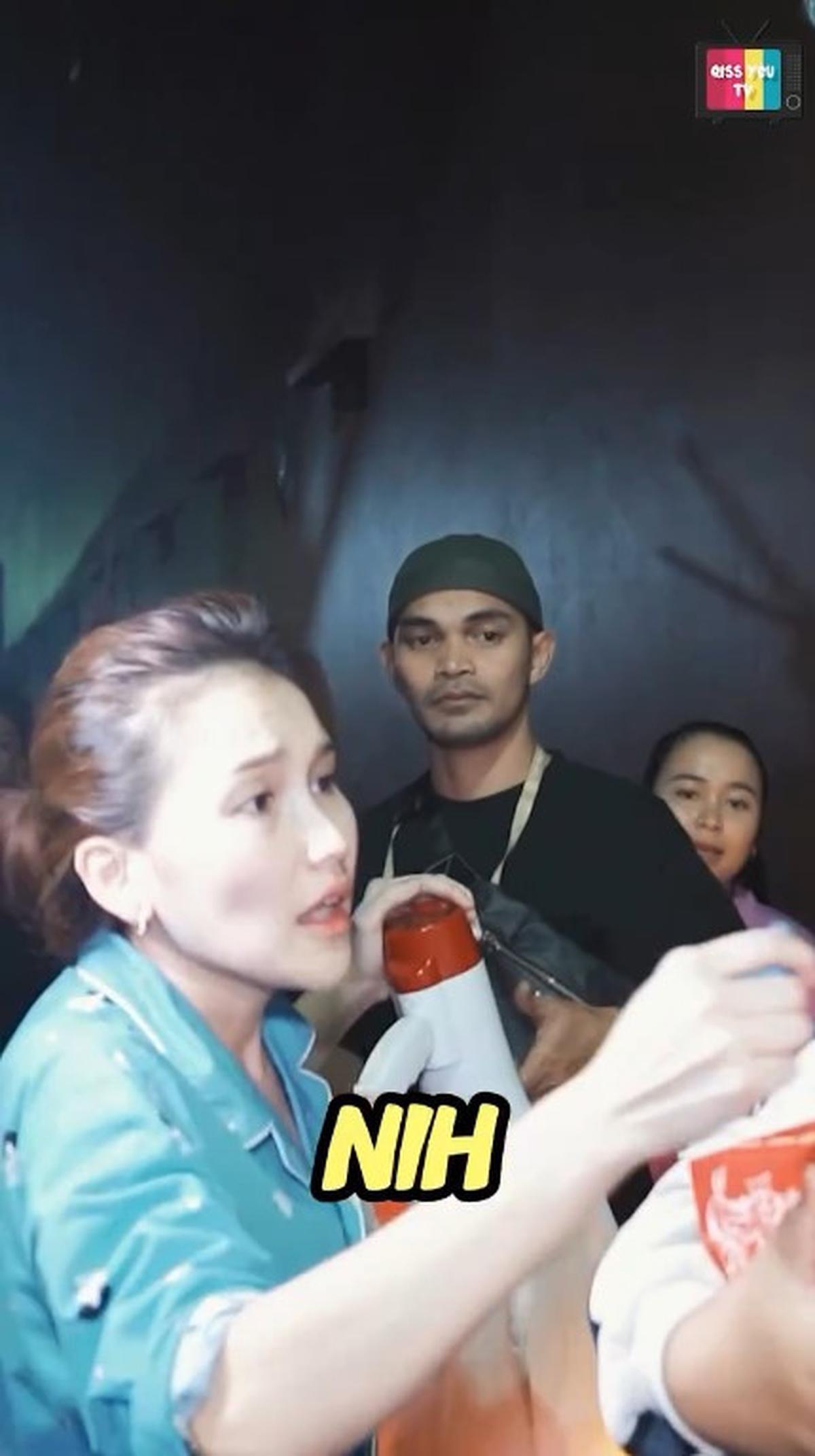 Masih Pakai Piyama, Ini 7 Potret Ayu Ting Ting Bangunkan Sahur Bareng Bocah Kampung - Totalitas Pakai Toa