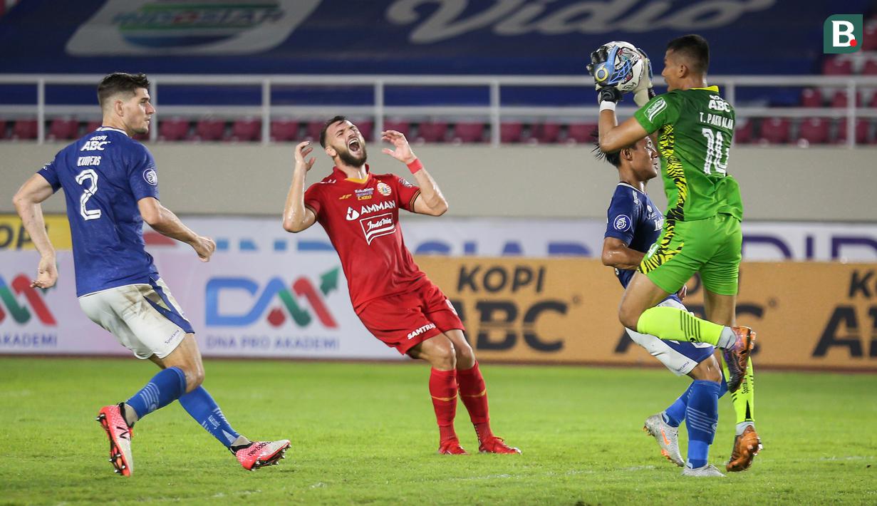 Reaksi pemain Persija Jakarta, Marko Simic (tengah) usai gagal mencetak gol di muka gawang Persib Bandung dalam laga pekan ke-12 BRI Liga 1 2021/2022 di Stadion Manahan, Solo, Sabtu (20/11/2021). (Bola.com/Bagaskara Lazuardi)