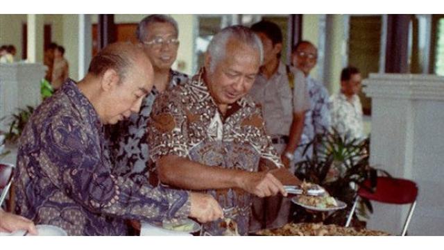 Soeharto mengenakan baju batik coklat