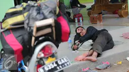 Seorang pemudik saat beristirahat di sebuah mesjid di kawasan Arjawinangun, Cirebon, Jawa Barat, Rabu (15/7/2015).  Usai menempuh jarak yang jauh membuat mereka harus beristirahat sejenak di mesjid tersebut. (Liputan6.com/Herman Zakharia)
