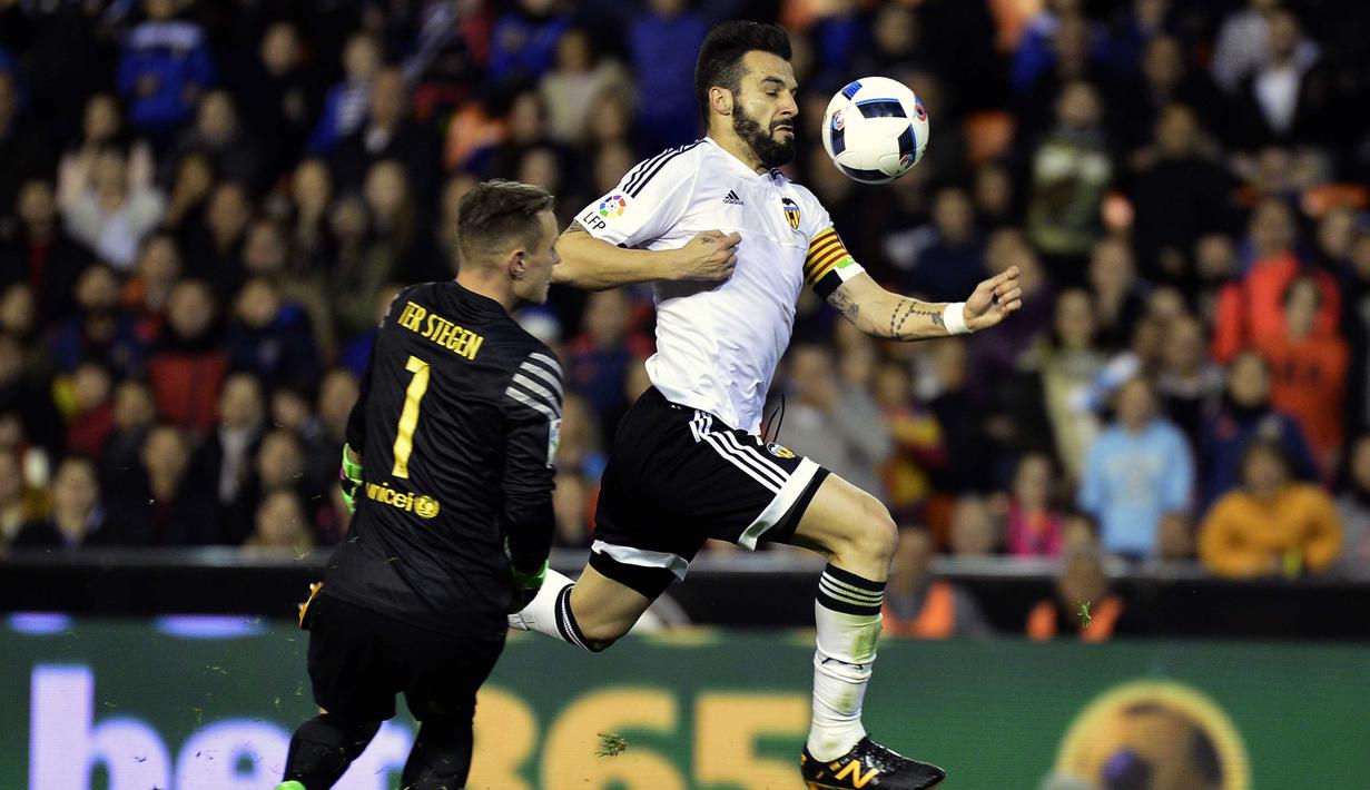 Kiper Barcelona,  Marc-Andre Ter Stegen (kiri)  mencoba menghalangi pergerakan pemain  Valencia, Alvaro Negredo pada leg kedua semifinal Copa Del Rey di Stadion Mestalla, Valencia, Kamis (11/2/2016) dini hari WIB. (AFP/Jose Jordan)