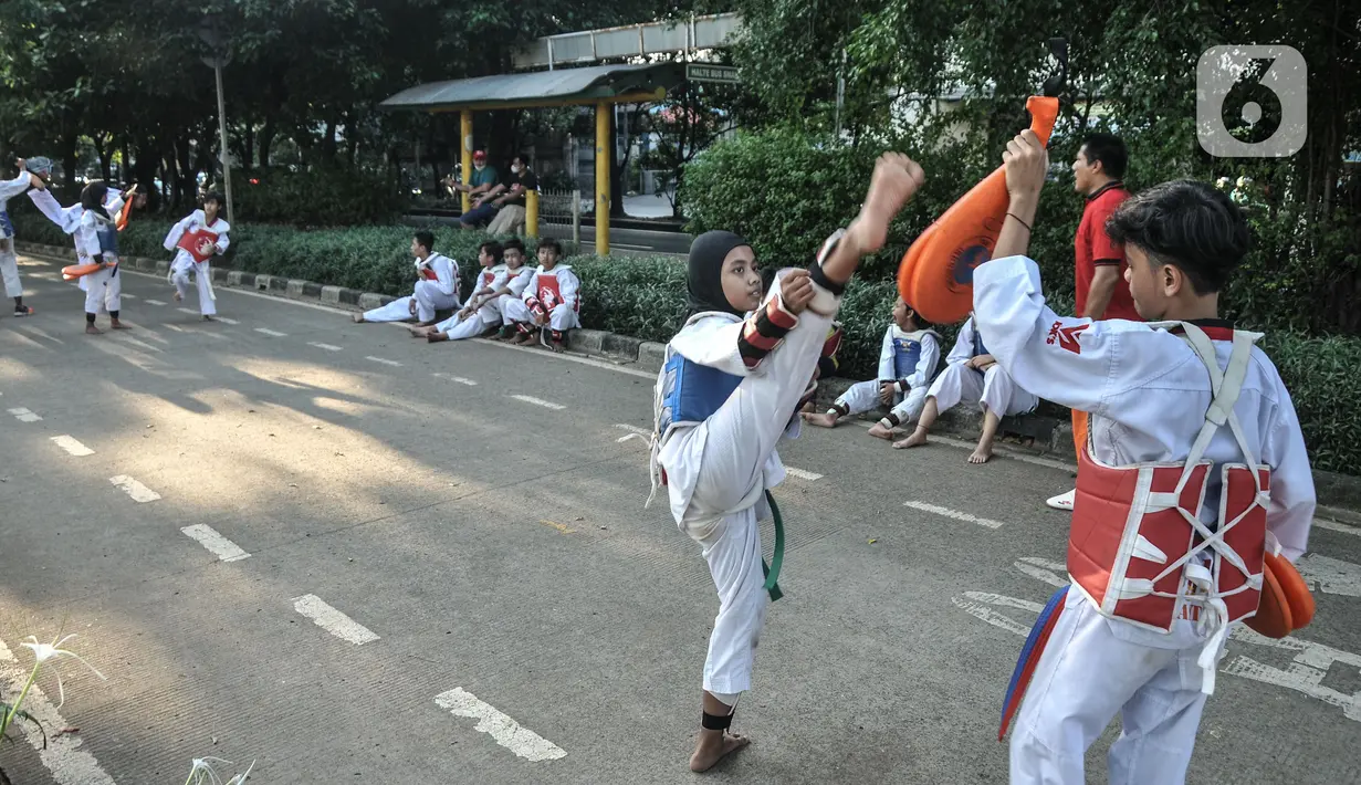 Murid Taekwondo Indonesia Manroe Club mengikuti latihan rutin di kawasan Kanal Banjir Timur (KBT), Jakarta Timur, Senin (16/8/2021). Pelatih atau Saboeum Manroe Club Erwin (45) mengatakan perguruan taekwondo itu biasa berlatih di GOR Matraman dan Cempaka Putih. (merdeka.com/Iqbal S. Nugroho)