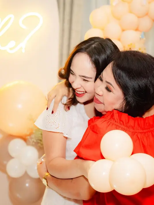 Di usia kehamilan yang mencapai 14 minggu, ia dan sang suami, Armand Gunawan pun menggelar acara gender reveal.  [@pammybowie]