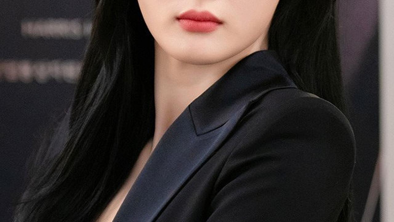 Selain menjadi aktris, Yoo Jung juga aktif sebagai model, host, dan duta besar untuk berbagai acara dan kampanye sosial.