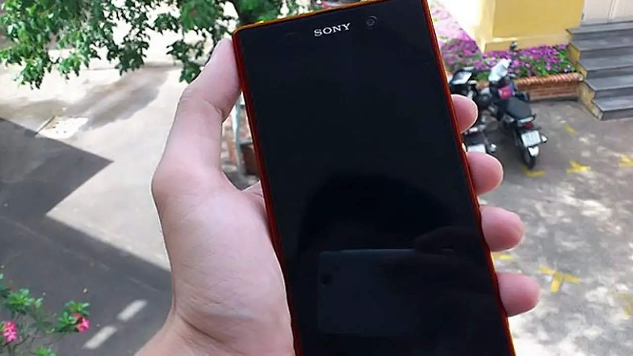 sony-xperia-z1-red-131123b.jpg