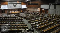 Suasana saat Sidang Paripurna dengan agenda penyampaian Ikhtisar Hasil Pemeriksaan Semester (IHPS) Semester 1 2015 oleh BPK, Jakarta, Senin (5/10/2015). Banyak anggota DPR yang tidak hadir saat sidang tersebut. (Liputan6.com/JohanTallo)