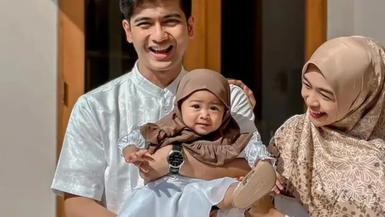 Outfit Gamis Lebaran ala Moana Putri Ria Ricis dan Tengku Ryan (credit: instagram/riaricis1795).
