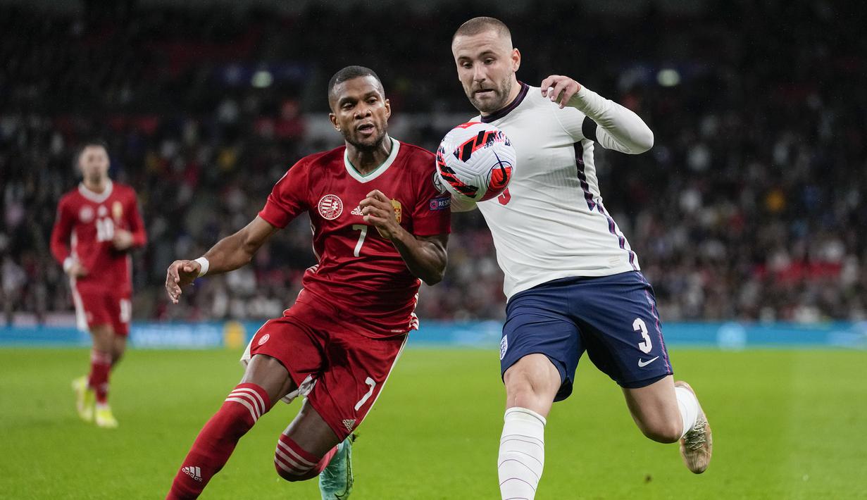 Pada menit ke-24 pelanggaran Luke Shaw terhadap Loic Nego berujung hukuman tendangan penalti. (AP/Kirsty Wigglesworth)