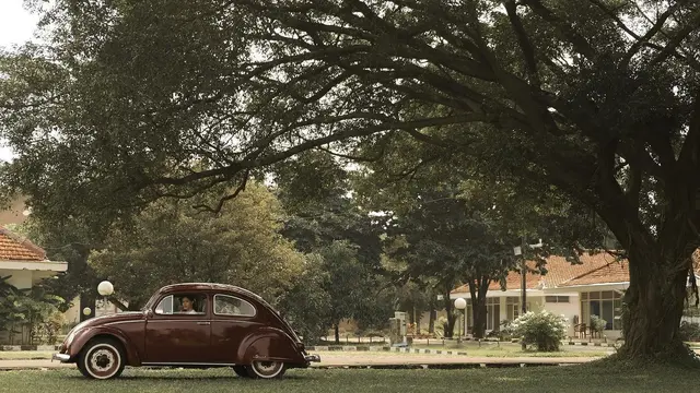 Berlatar Tahun 1955, Ini 7 Gaya Della Dartyan Dalam Film Kambodja