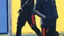 Penyerang Juventus Paulo Dybala (kiri) dan pelatih Andrea Pirlo menghadiri sesi latihan di tempat latihan Juventus di Turin, Italia (16/2/2021).  Juventus memboyong 22 pemain untuk leg pertama babak 16 besar Liga Champions 2020/2021 melawan Porto. (AFP/Marco Bertorrello)