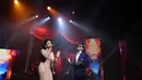 "Meskipun suami istri karna kalian org islam tak patut di atas panggung spti itu," tulis dwinila1212. Tapi banyak juga netizen yang iri melihat keromantisan hubungan pasangan ini. (Instagram/krisdayantilemos)