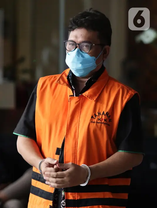 Pengusaha La Ode Muhammad Rusdianto usai menjalani pemeriksaan lanjutan di Gedung KPK, Jakarta, Jumat (22/7/2022). LM Rusdianto Emba, yang juga adik dari Bupati Muna La Ode Muhammad Rusman Emba diperiksa KPK sebagai tersangka dalam pengembangan perkara dugaan korupsi pengajuan dana PEN Kabupaten Kolaka Timur Tahun 2021. (Liputan6.com/Helmi Fithriansyah)