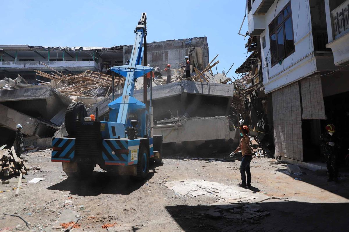 FOTO: Tragedi Musala Ponpes Al Khoziny,  Evakuasi Korban Dilanjutkan dengan  Alat  Berat