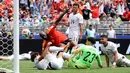 Tak sampai semenit, pemain 33 tahun tersebut berperan dalam gol bunuh diri Mohamed Hany ke gawang Mesir. (AFP/Getty Images/Alex Grimm)