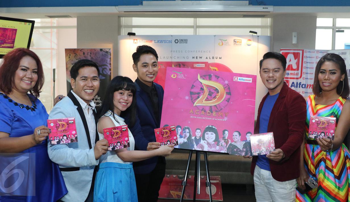 Para penyanyi Dangdut D'Academy berpose usai peluncuran VCD Karaoke di Cafetaria Indosiar, Jakarta, Kamis (6/10). Bintang-Bintang Dangdut Academy Indosiar merilis VCD karaoke bertajuk D'Acadamy Hits Collection. (Liputan6.com/Herman Zakharia)